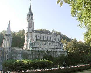 Lourdes basilique de l'Immaculée Conception au dessus de la Grotte